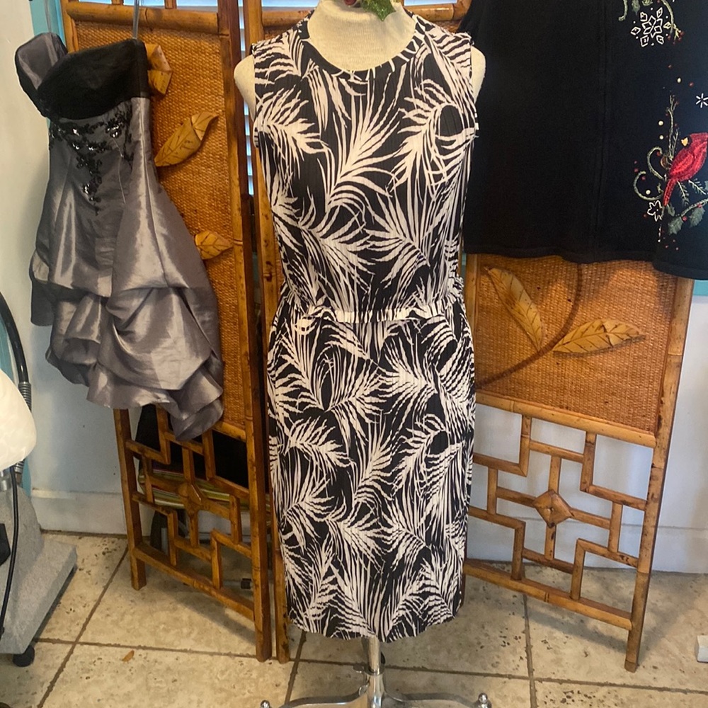 Hugo Boss sleeveless dress in size M. Black & off white.Emago Palm print. SALE!